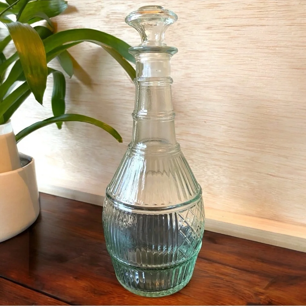 VINTAGE Glass Wine/Liquor Decanter with Stopper - Round Base